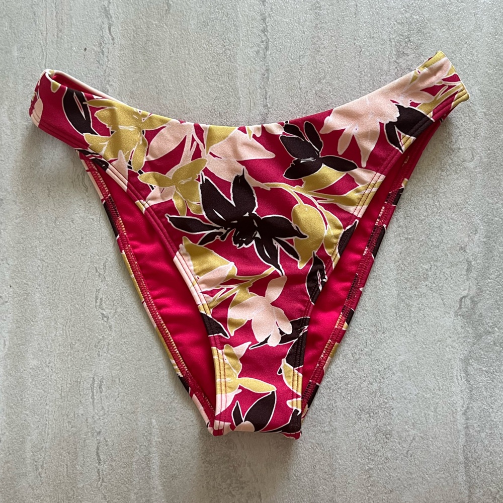 {Abercrombie & Fitch} Brand New Mid Rise High-Leg Moderate Bikini Bottom